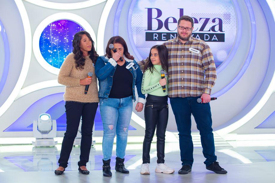 A participante do Beleza Renovada Karol junto com a família no palco do programa