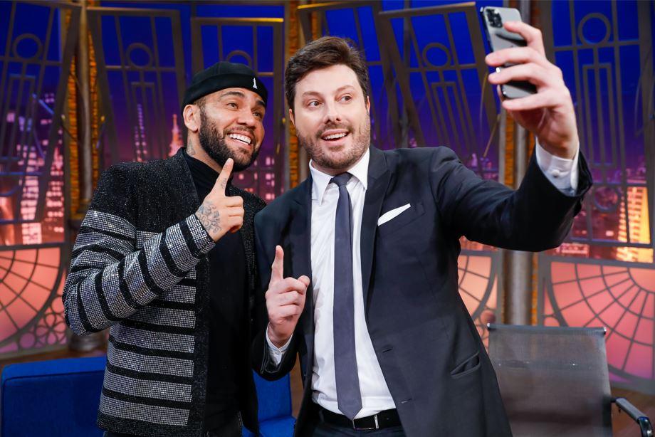 Daniel Alves e Danilo Gentili tirando uma selfie no palco do The Noite.