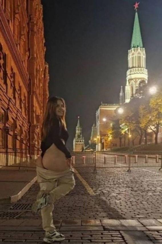 Atriz pornô Rita Fox mostra o bumbum em frente ao Kremlin, na Rússia