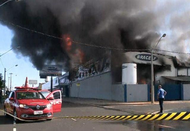 Funcionários chegaram à loja quando perceberam os primeiros focos de incêndio no prédio. Bombeiros isola o local durante o combate às chamas | SBT Interior