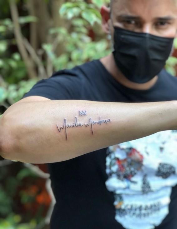 Maquiador de Marília Mendonça mostra tatuagem no braço em homenagem à cantora