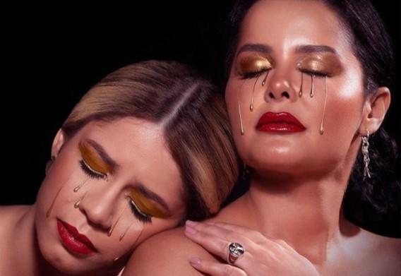 Maraisa e Marília Mendonça posam em foto promocional de música 