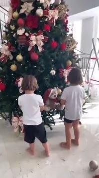 Árvore de Natal da Andressa Suita com os filhos montando.