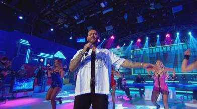 Lucas Lucco cantando no palco do programa.