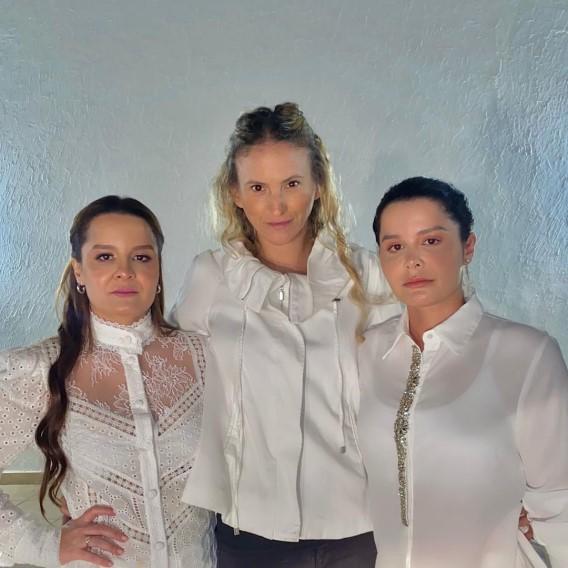 Maiara, Maraisa e Flávia Brunetti vestidas de branco em culto em homenagem a Marília