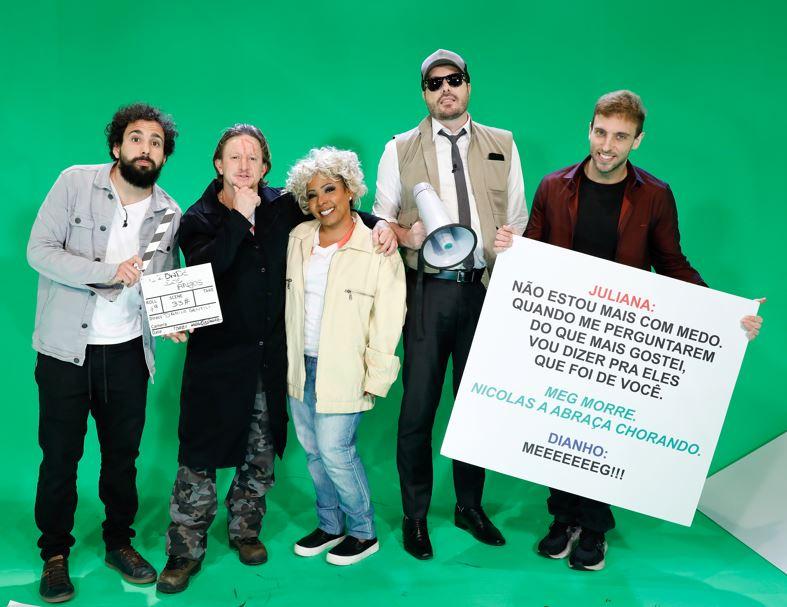 Murilo Couto, Dianho, Juliana Oliveira, Danilo Gentili e Leo Lins posam para foto durante gravação.