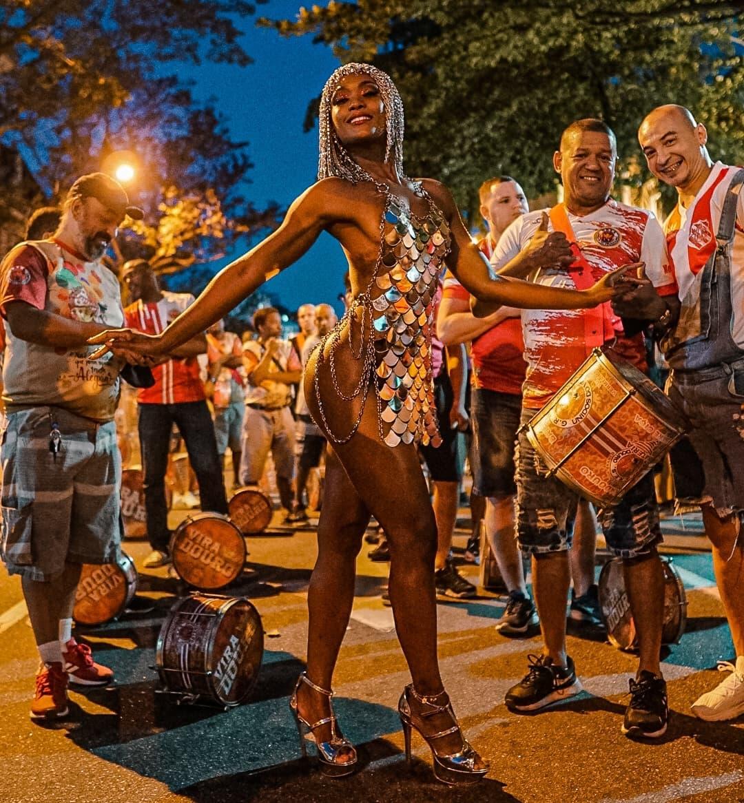 A atriz Erika Januza com look de Carnaval.