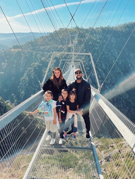 Pedro Scooby, Cintia Dicker, Ben, Liz e Dom em cima de uma ponte de arames em Portugal