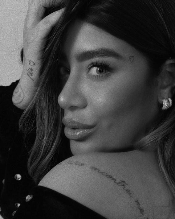 Irmã de Neymar, Rafaella Santos mostra nova tatuagem no rosto