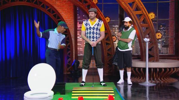 Luiz Carlos Pinto, Danilo Gentili e Murilo Couto jogando Golfe no palco do The Noite.