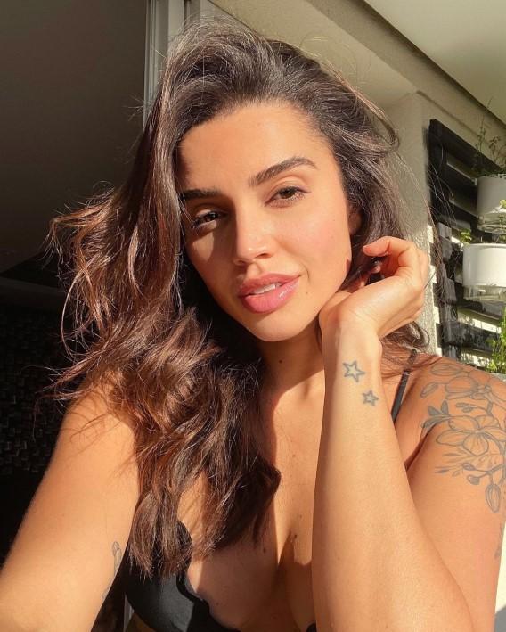 Ex-BBB Paula Amorim tira selfie no pôr do sol 