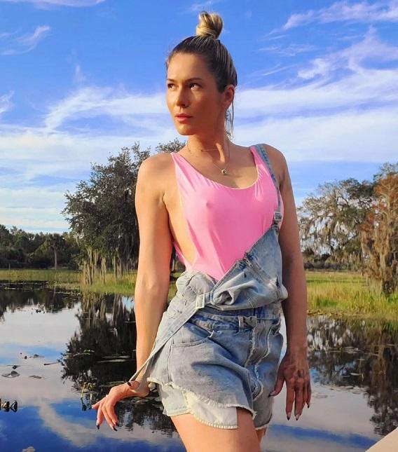 Lívia Andrade posa com jardineira jeans e maiô rosa