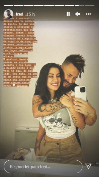 Bianca Andrade e Fred posam abraçados para foto.