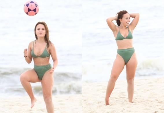 Atriz Larissa Manoela jogando futevôlei na Praia da Barra da Tijuca, no Rio de Janeiro