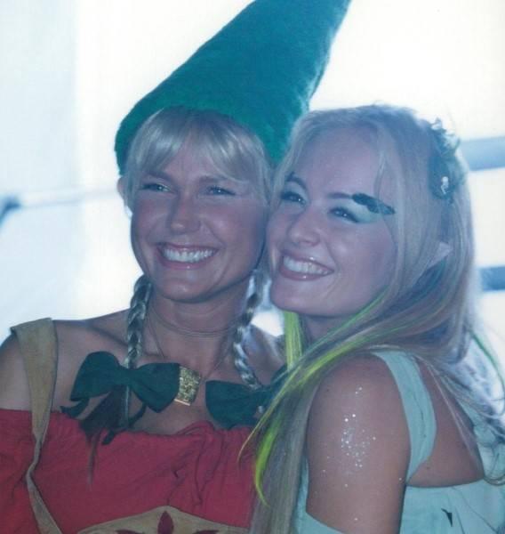 Xuxa e Angélica juntas em foto antiga.