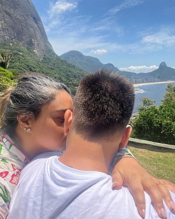 Preta Gil beijando a bochecha do marido