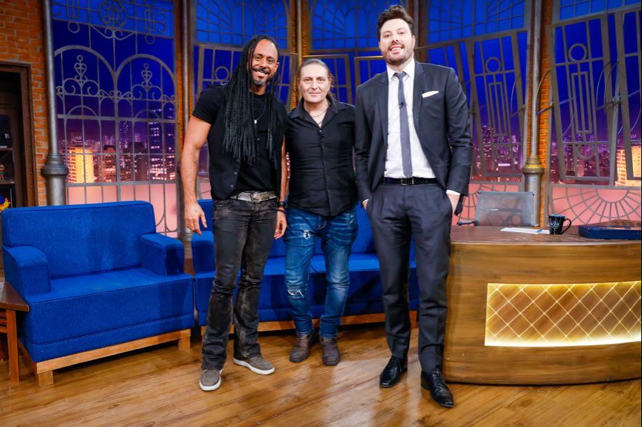 Danilo Gentili, Fabio Lione e Marcelo Barbosa posam para foto no palco.