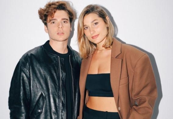 João Figueiredo e Sasha Meneghel posam lado a lado na São Paulo Fashion Week