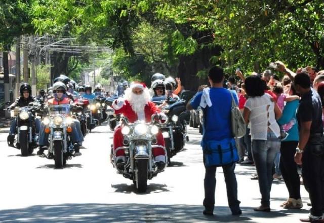 Papai Noel desfila em motociata para entregar presentes 