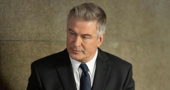 O ator Alec Baldwin, de terno preto e gravata