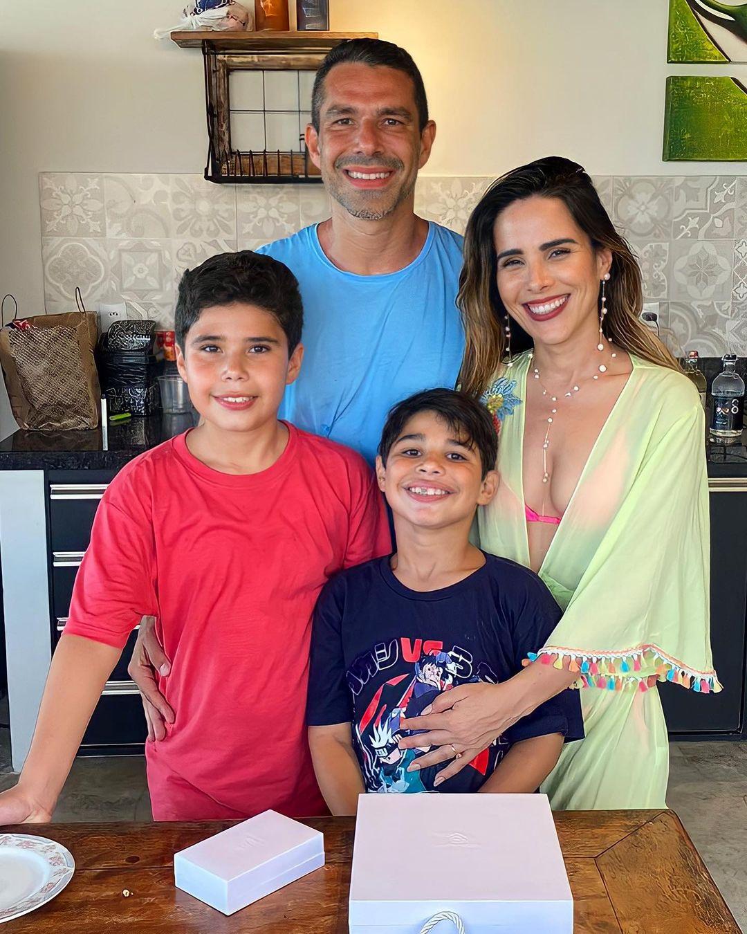 Wanessa Camargo abraçada com os filhos e o marido.