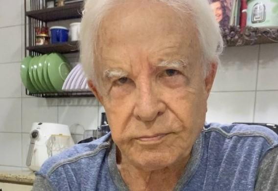 Cid Moreira tira selfie com cara séria e camisa azul