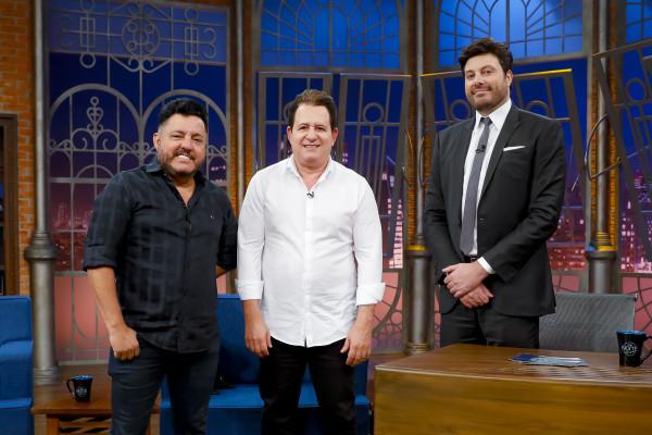 Bruno, Marrone e Danilo Gentili posam para foto no palco do The Noite.