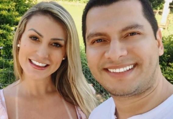 Andressa Urach tira selfie sorrindo com o marido, Thiago Lopes