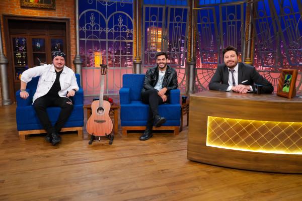  Israel, Rodolffo e Danilo Gentili posam para foto no palco.