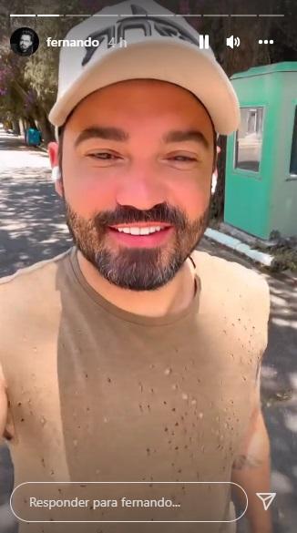 Fernando Zor fala através dos stories do Instagram. O cantor usa um boné branco e uma camiseta marrom.