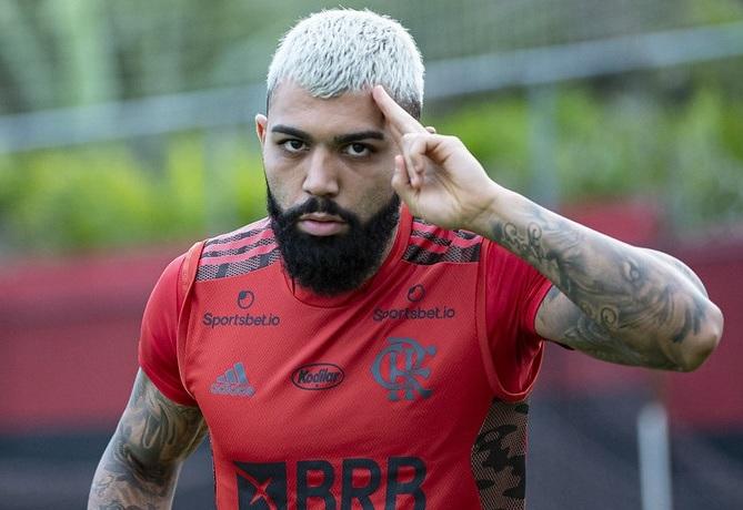 Gabigol com a mão na testa durante treino do Flamengo