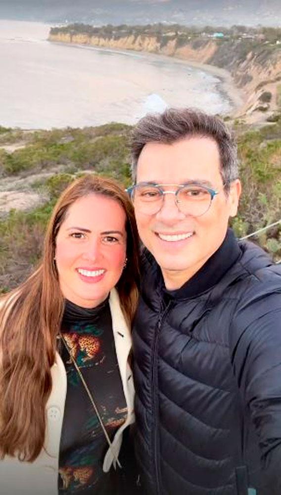 Suzana Marchi e Celso Portiolli posam diante de paisagem