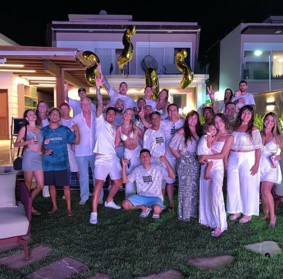 Familiares e amigos de Gabriel Medina e Yasmin Brunet posam para foto.