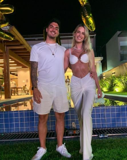 Gabriel Medina e Yasmin Brunet posam para foto.