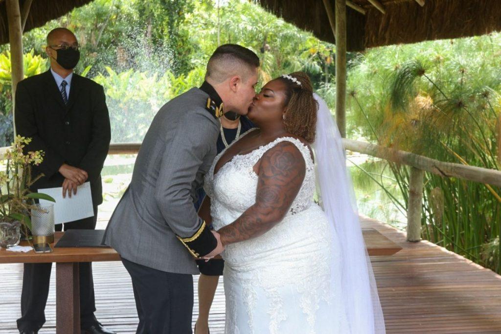 Jojo Todynho beijando Lucas Souza durante o casamento.