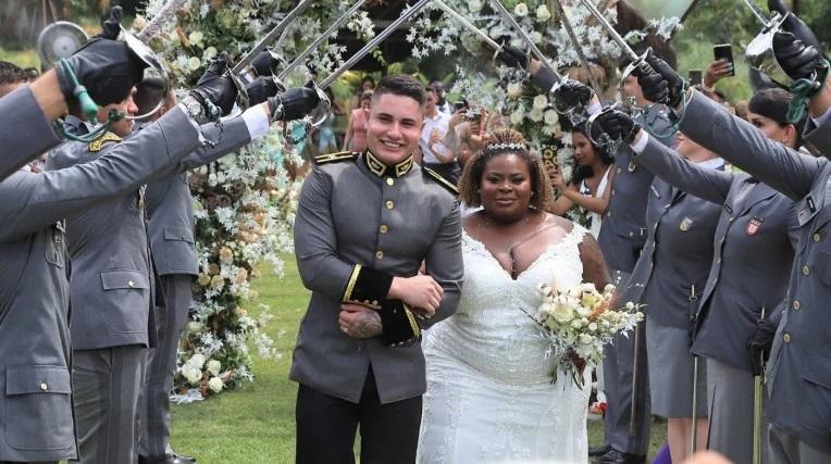 Vestida de noiva, Jojo Todynho passa com seu marido em meio aos militares e suas espadas