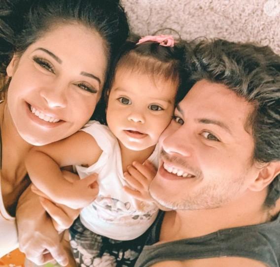 Maíra Cardi, Sophia e Arthur Aguiar posa juntos deitados 