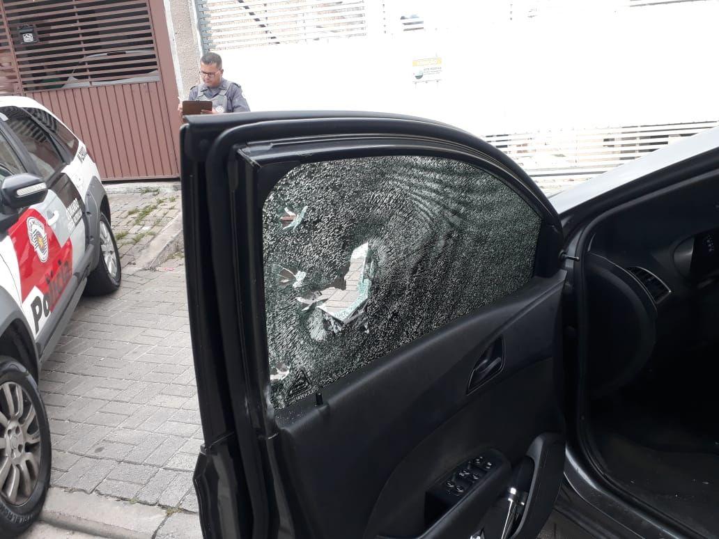 Carro com vidro perfurado por disparos (Reprodução/WhatsApp)
