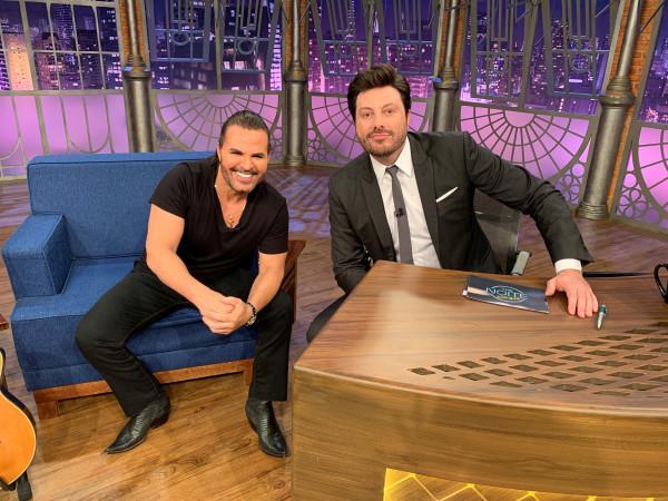 Eduardo Costa e Danilo Gentili posam para foto no palco do The Noite.