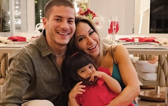 Maira Cardi e Arthur Aguiar com a filha