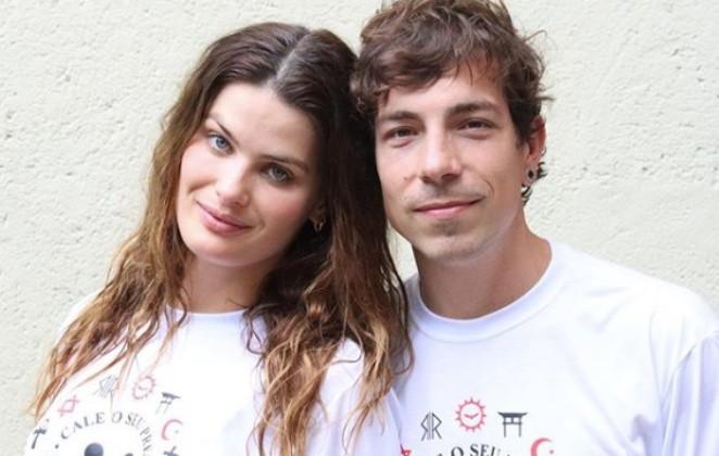 Isabeli Fontana e Di Ferrero posam juntos para foto.