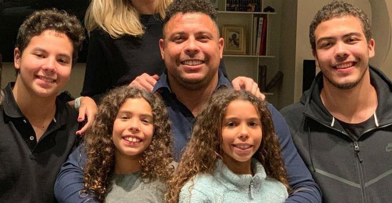 Ronaldo e os quatro filhos posam para foto enquanto sorriem.