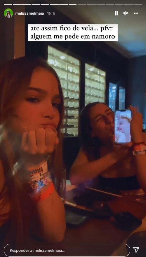 Mel Maia e a amiga em stories do Instagram.