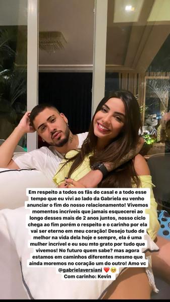 O cantor Kevinho em publicação nos stories ao lado de Gabriela Versiani. No texto, ele anuncia o término