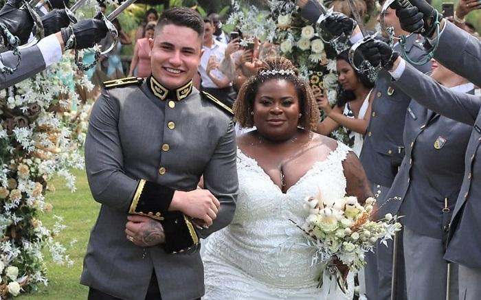 Jojo e Lucas atravessam um túnel de militares durante a cerimónia de casamento.