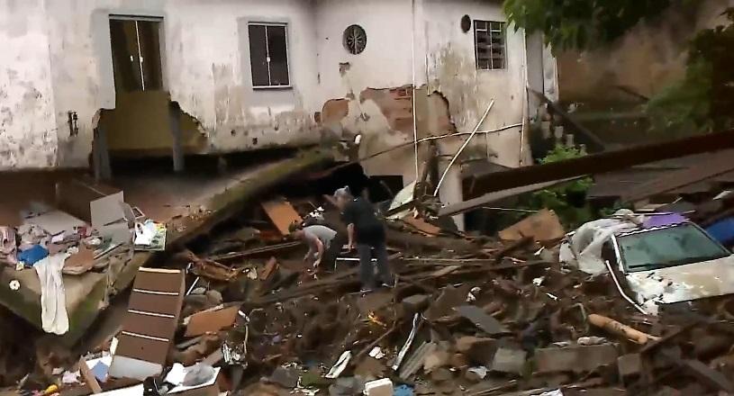 Moradoras buscam pertences pessoais em meio a entulho após chuvas em Petrópolis