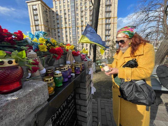Mulher no centro de Kiev