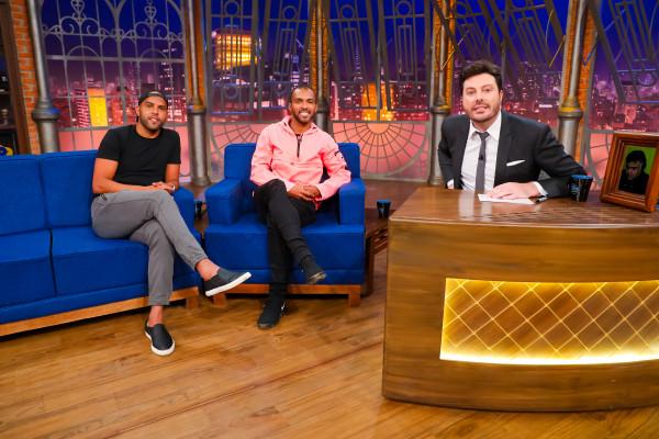 Alecsandro, Richarlyson e Danilo Gentili posam para foto no palco do The Noite.