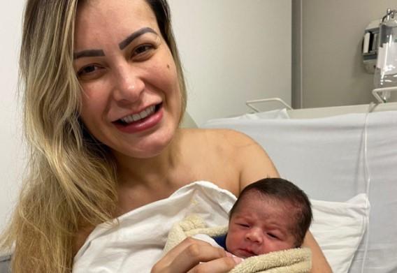 Andressa Urach posa com o bebê no colo logo após dar à luz 