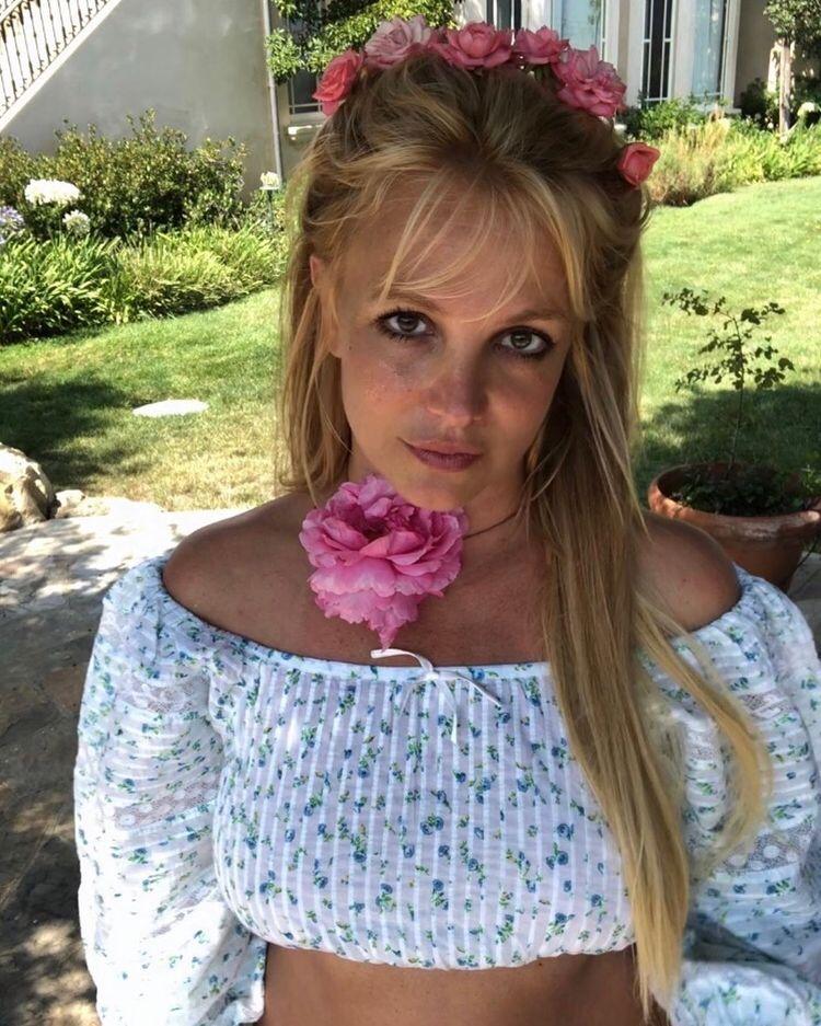 Britney Spears no jardim de casa